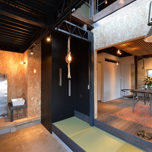 Cette image montre une entrée asiatique avec un mur multicolore et un sol de tatami.