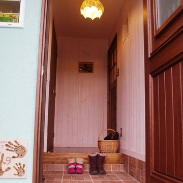 重厚感のある木製玄関ドアとチョコミントのお家