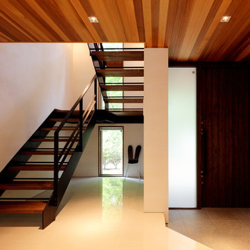 野沢原の家　玄関ホールと階段