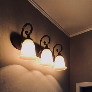 Idées déco pour une grand entrée scandinave avec un couloir, un mur marron, un sol en bois clair, une porte simple, une porte verte, un sol beige, un plafond en papier peint et du papier peint.