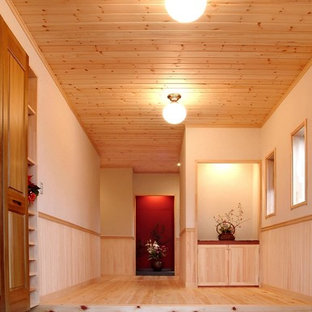 Idée de décoration pour une entrée craftsman de taille moyenne avec un couloir, un mur blanc, un sol en bois clair, une porte double, une porte en bois foncé et un sol beige.