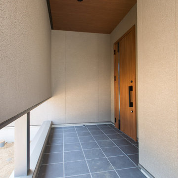 香川県高松市に建つ、「図書室のある家」の玄関ポーチ