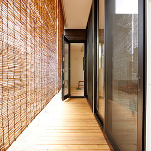 Foto di un piccolo portico moderno davanti casa con un tetto a sbalzo