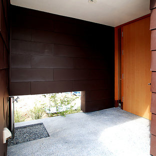 Esempio di un patio o portico moderno davanti casa con pavimentazioni in pietra naturale