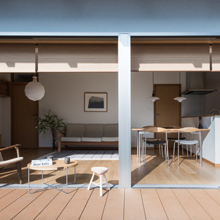 Idee per un portico nordico di medie dimensioni e dietro casa con un tetto a sbalzo