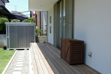 Inspiration för mellanstora nordiska verandor framför huset, med trädäck och takförlängning