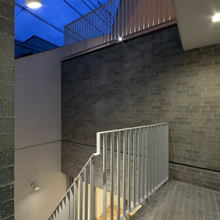 Foto di un portico minimalista di medie dimensioni e davanti casa con un tetto a sbalzo