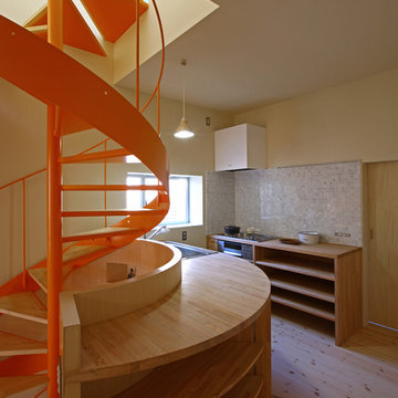 2階　螺旋階段に巻き付くような配置のキッチン