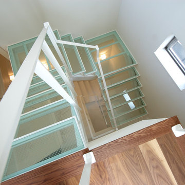 3階から1階まで吹き抜けています。ガラスの階段により、1階まで光を落とすことができます。強化ガラスなのでご安心を！