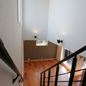 3階から2階リビングへは階段を降りると直ぐに見れる、吹抜けと大型のFIX窓が明かりを取り入れいつでも明るい階段です。