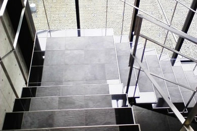 他の地域にある広いインダストリアルスタイルのおしゃれな階段の写真