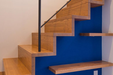 Ejemplo de escalera minimalista con escalones de madera y contrahuellas de madera