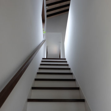 ふたつのイエ型の住宅＿階段