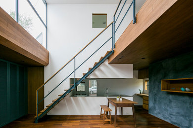 Ejemplo de escalera recta de estilo zen con escalones de madera y contrahuellas de madera