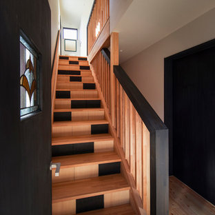 Foto de escalera recta, de estilo zen, con escalones de madera y contrahuellas de madera