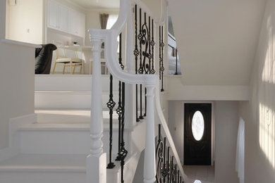 Imagen de escalera en U clásica de tamaño medio con barandilla de metal
