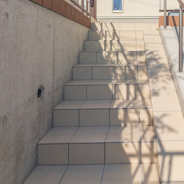 ベージュ色のタイル貼り階段