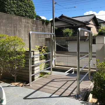 上階のウッドデッキブリッジ