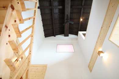 他の地域にあるモダンスタイルのおしゃれな直階段 (木の蹴込み板、木材の手すり) の写真
