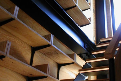 Modelo de escalera recta industrial pequeña con escalones de madera, contrahuellas de madera y barandilla de madera