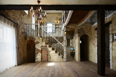 Idées déco pour un escalier droit romantique avec des marches en bois, des contremarches en bois et un garde-corps en métal.