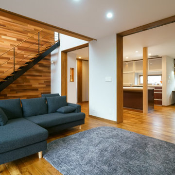 木材で統一された空間にスチール階段『ObjeA』