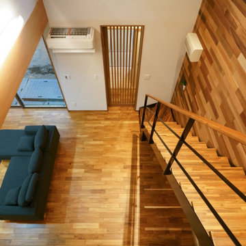 木材で統一された空間にスチール階段『ObjeA』
