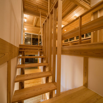 【木造真壁スキップハウス】夫婦室からのスキップ階段