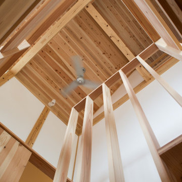 【木造真壁スキップハウス】階段見上げ