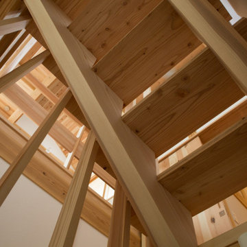 【木造真壁スキップハウス】階段見上げ