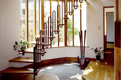 他の地域にあるコンテンポラリースタイルのおしゃれな階段 (金属の手すり) の写真