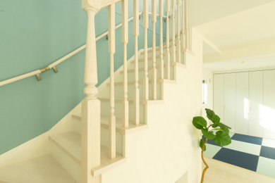 Foto de escalera curva romántica con escalones de madera, contrahuellas de madera y papel pintado