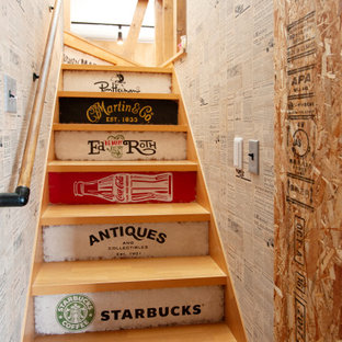 Ejemplo de escalera en L y papel pintado, industrial, con escalones de madera, contrahuellas de madera y papel pintado