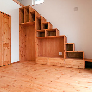 Foto di una scala a rampa dritta etnica con pedata in legno e alzata in legno