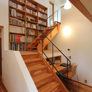 Kleine Asiatische Holztreppe in L-Form mit Holz-Setzstufen in Sonstige