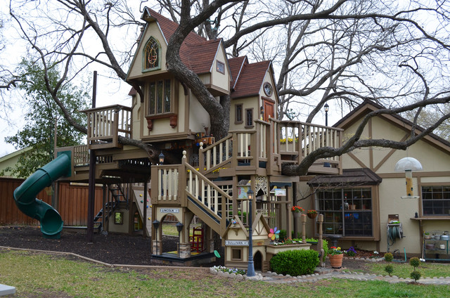 The Most Incredible Kids' Tree House You'll Ever See?