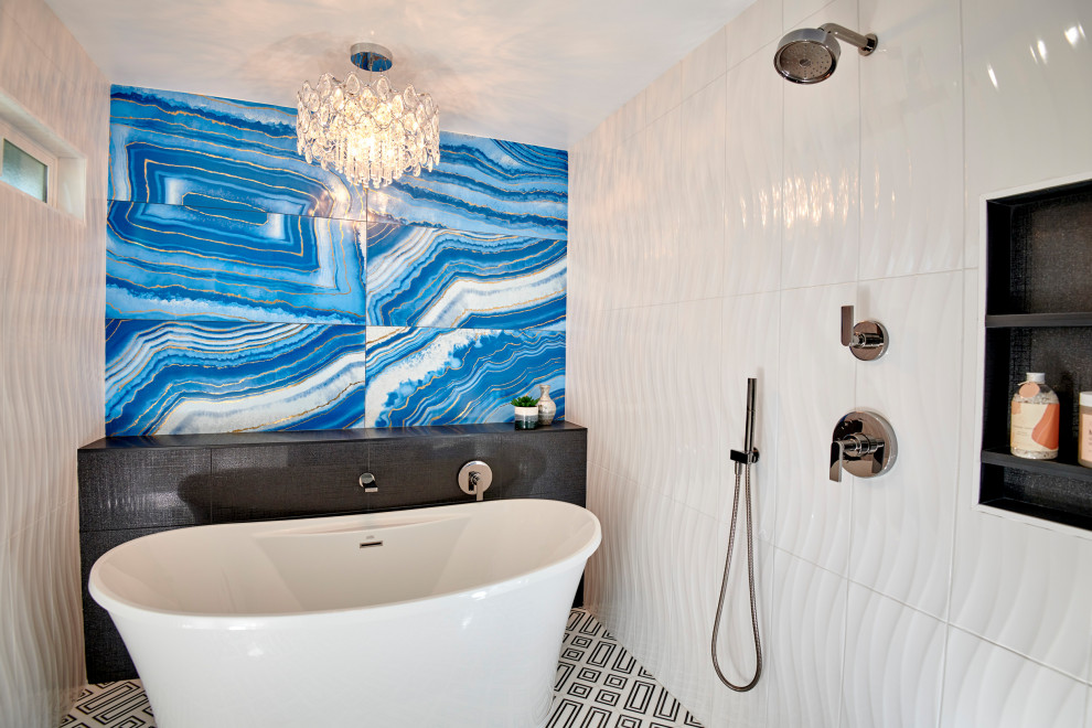Exempel på ett stort modernt vit vitt en-suite badrum, med släta luckor, vita skåp, ett fristående badkar, en dubbeldusch, en toalettstol med hel cisternkåpa, blå kakel, porslinskakel, vita väggar, marmorgolv, ett undermonterad handfat, marmorbänkskiva, svart golv och med dusch som är öppen