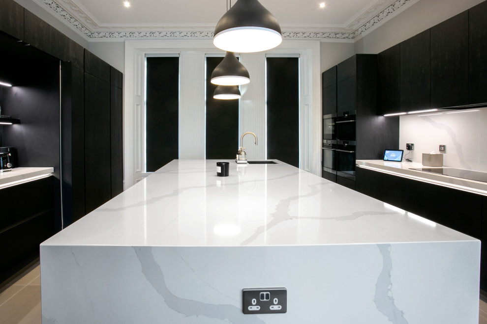 Exempel på ett stort modernt vit vitt kök och matrum, med en undermonterad diskho, släta luckor, bänkskiva i koppar, svarta vitvaror och en köksö
