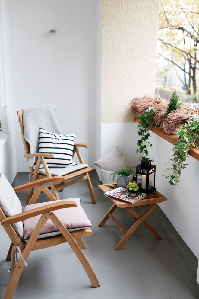 Kleines Modernes Loggia mit Kübelpflanzen in Berlin