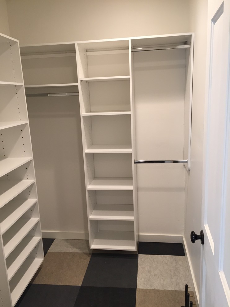 Ejemplo de armario vestidor unisex actual grande con armarios con paneles empotrados, puertas de armario blancas, suelo de linóleo y suelo multicolor