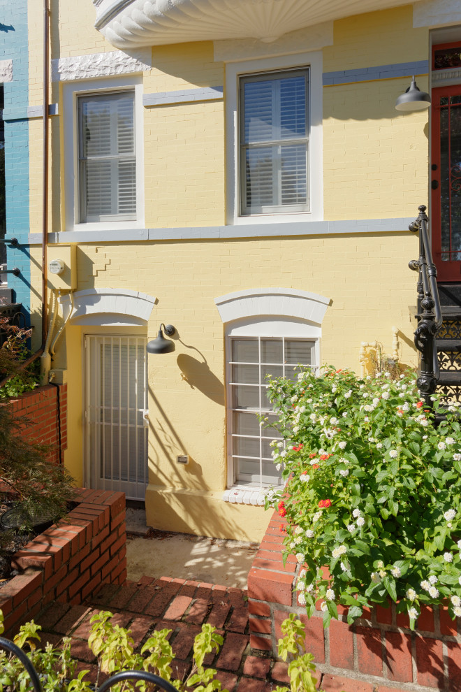 Modelo de fachada de casa pareada amarilla clásica