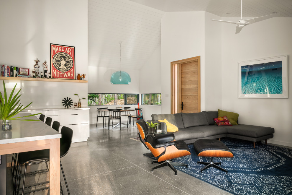 Mittelgroßes, Offenes Modernes Wohnzimmer ohne Kamin mit weißer Wandfarbe, Betonboden, TV-Wand, grauem Boden und Holzdielendecke in Tampa