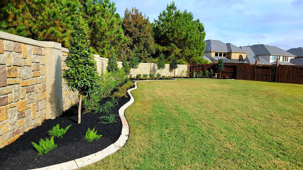Стильный дизайн: солнечный, летний регулярный сад среднего размера на заднем дворе в классическом стиле с клумбами и хорошей освещенностью - последний тренд