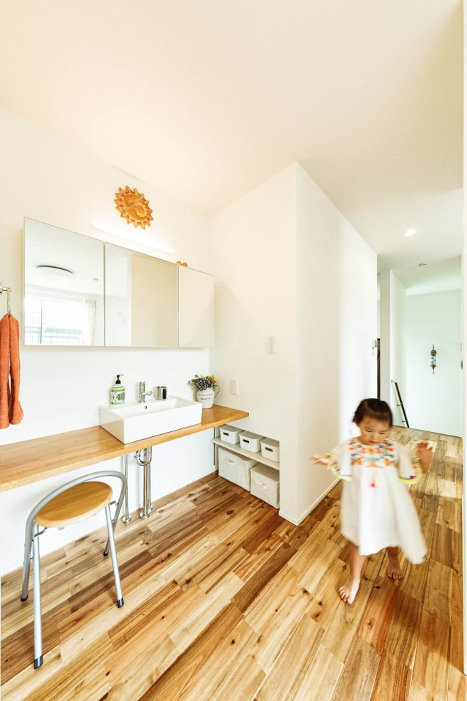 Mittelgroße Industrial Gästetoilette mit weißen Schränken, weißer Wandfarbe, hellem Holzboden, beigem Boden, weißer Waschtischplatte, schwebendem Waschtisch, Tapetendecke und Tapetenwänden in Tokio Peripherie