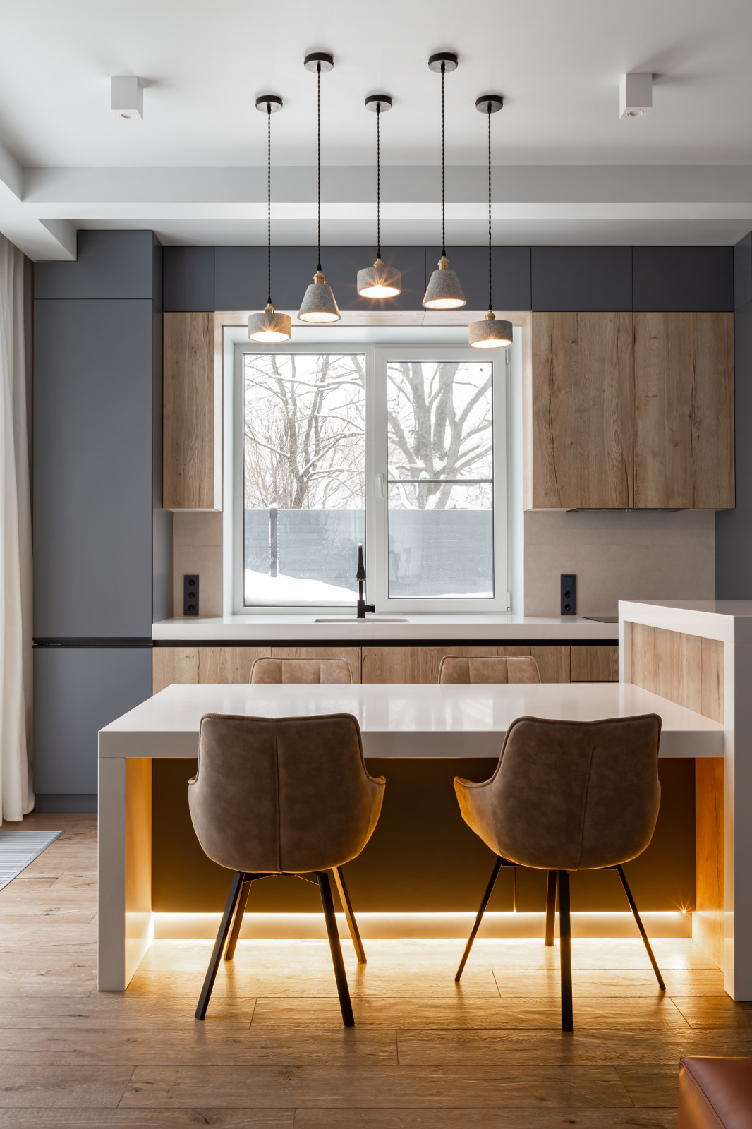 Современная кухня в загородный дом