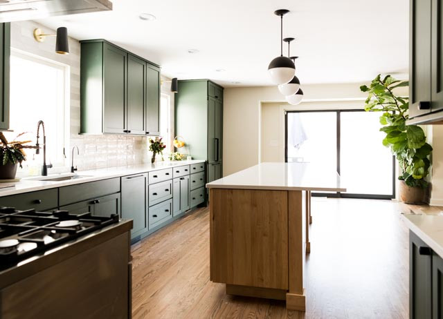 Inspiration for a mid-sized transitional kitchen remodel in Chicago with an island