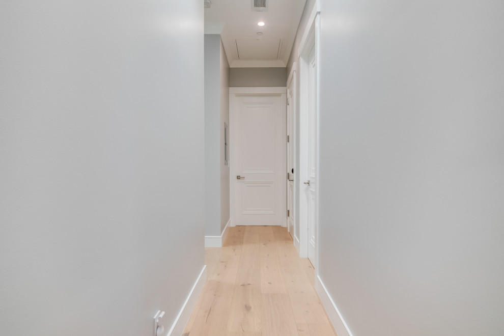 Esempio di un grande ingresso o corridoio classico con pareti grigie, parquet chiaro e pavimento bianco