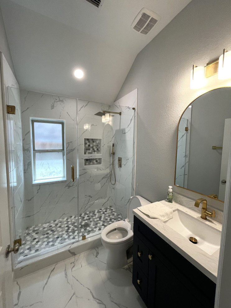 ヒューストンにある中くらいなコンテンポラリースタイルのおしゃれな浴室の写真