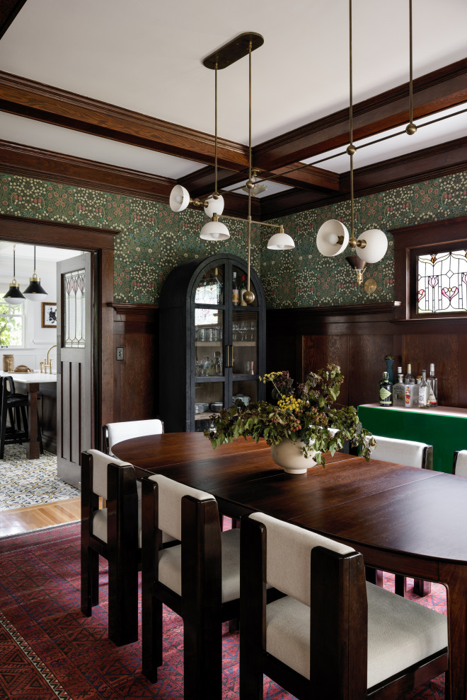 Idée de décoration pour une salle à manger craftsman fermée et de taille moyenne avec un mur vert, un sol en bois brun, du papier peint et un plafond à caissons.