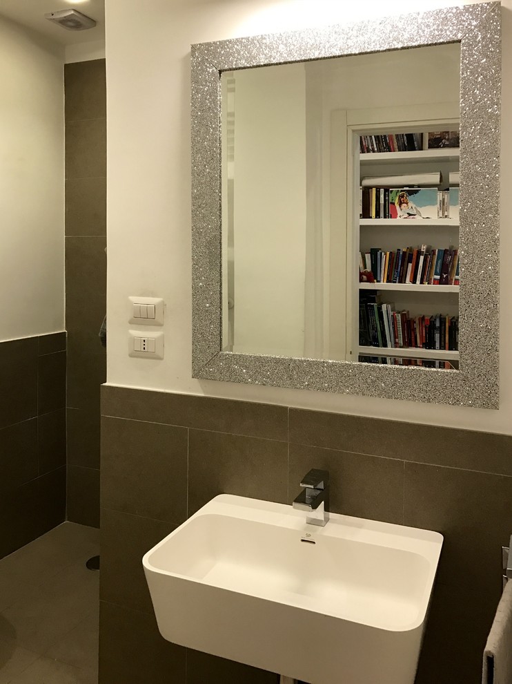 Ispirazione per un bagno di servizio design di medie dimensioni con WC sospeso, piastrelle grigie, piastrelle in gres porcellanato, pareti bianche, pavimento in gres porcellanato e lavabo a bacinella